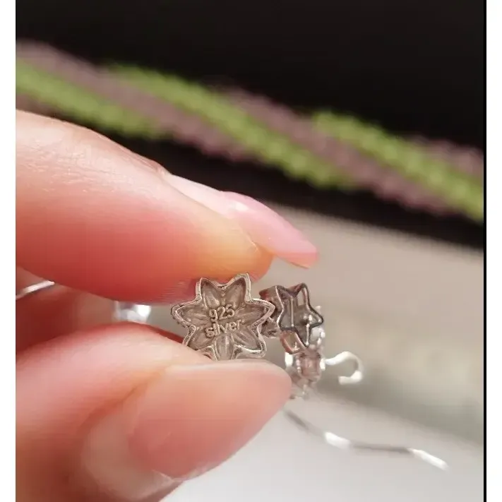 گوشواره نقره آویز عیار 925 با روکش طلا سفید طرح گل